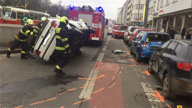 Auto se v prask Vinohradsk ulici stetlo s tramvaj, po nehod skonilo na boku (15.12.2016).