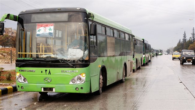 Autobusy ekaly na zenou evakuaci obyvatel a povstalc z vchodnho Aleppa. K tomu ovem nedolo, autobusy se vrtily przdn (14. prosince 2016)