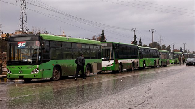 Autobusy ekaly na zenou evakuaci obyvatel a povstalc z vchodnho Aleppa. K tomu ovem nedolo, autobusy se vrtily przdn (14. prosince 2016)