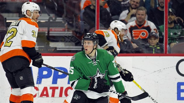 Dezorientovan Brett Ritchie z Dallasu skonil na led, za nm ujd s pukem Jakub Vorek z Philadelphie.