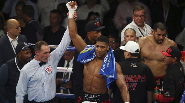 Britsk boxer Anthony Joshua obhjil titul profesionlnho mistra svta tk vhy organizace IBF.