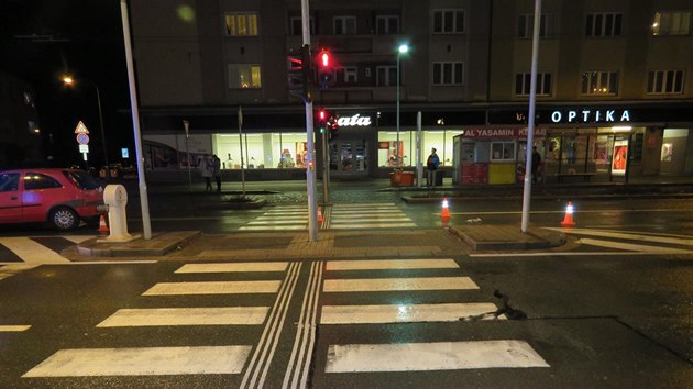 idika srazila dvky na pechodu v hradeck Gorov ulici (11.12.2016).
