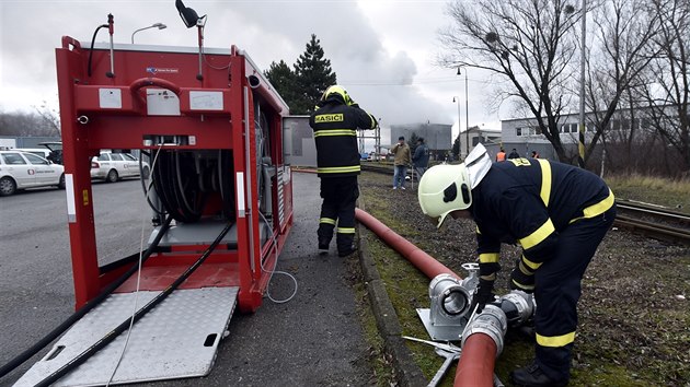 Hasii zasahuj u rozshlho poru v arelu spolenosti Metalrot v Tlumaov.