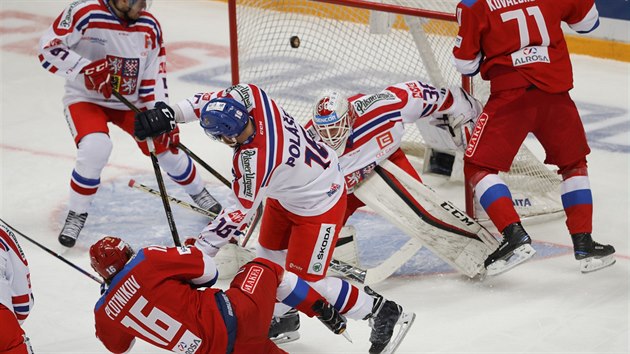 Rusk hokejista Sergej Plotnikov pad pot, co dokzal vyslat glovou stelu na eskho glmana Dominika Furcha.