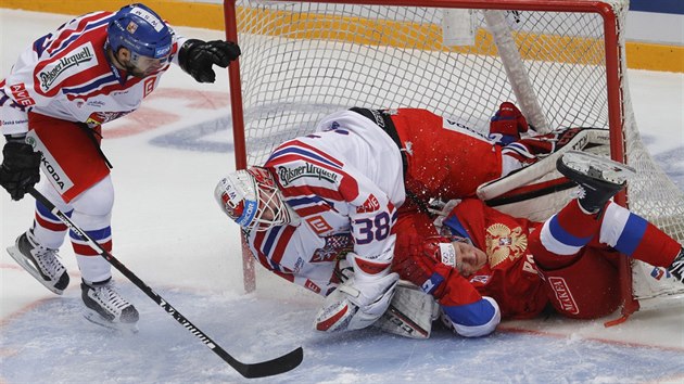 Rusk hokejista Andrej Svtlakov pi stetu s eskm glmanem Dominikem Furchem.