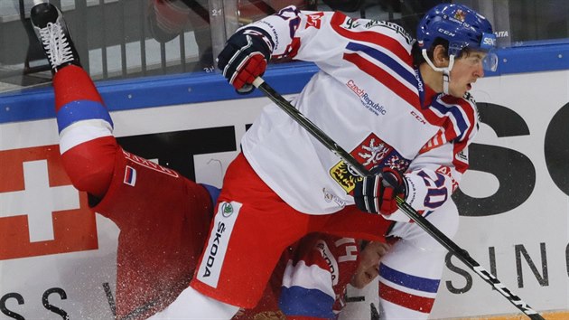 esk hokejista Tom Dvok (v poped) v souboji s Alexandrem Barabanovem z Ruska.