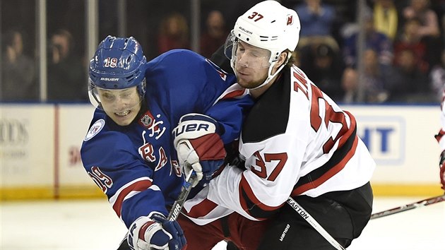 Pavel Zacha (vpravo) z New Jersey v souboji s Jesperem Fastem z New York Rangers.