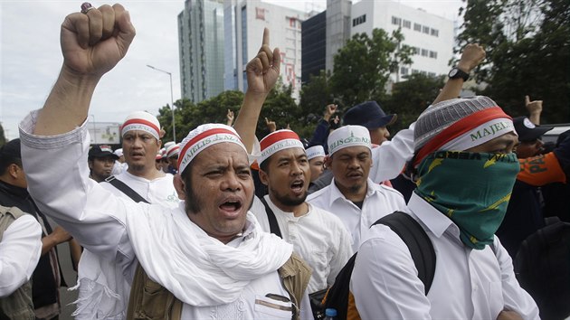 Jakartsk guvernr Ahok stanul ped soudem kvli dajn urce islmu. Ped budovou soudu protestovaly stovky muslim, kte pro nj chtj trest vzen (13. prosince 2016).