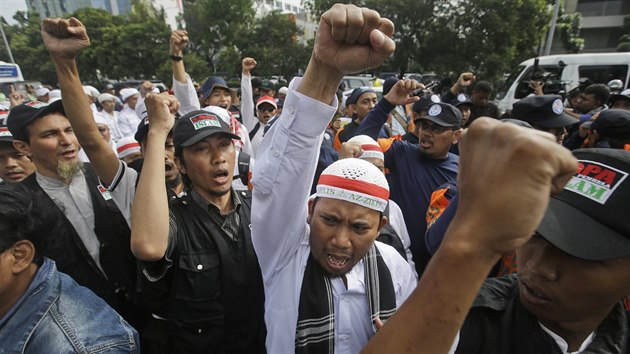 Jakartsk guvernr Ahok stanul ped soudem kvli dajn urce islmu. Ped budovou soudu protestovaly stovky muslim, kte pro nj chtj trest vzen (13. prosince 2016).