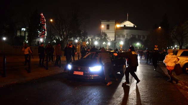 Stovky lid zablokovaly v noci na sobotu vchody z budovy polskho parlamentu ve Varav, premirka Beata Szydlov a f vldn strany Prvo a spravedlnost Jaroslaw Kaczyski opustili budovu za pomoci policie (17. prosince 2016).