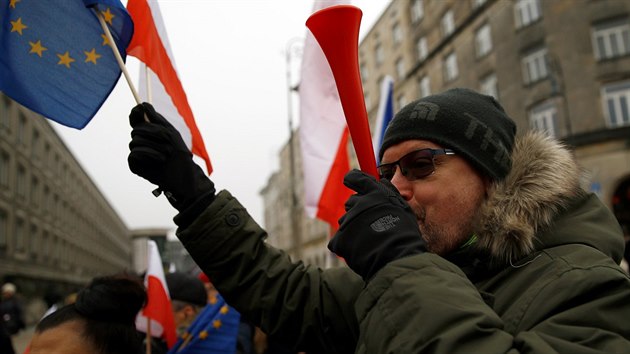 Ped sdlem polskho prezidenta protestovaly tisce lid, vad jim kroky vldn strany Prvo a spravedlnost (17. prosince 2016).