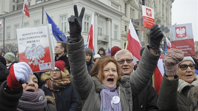 Ve Varav protestuj tisce lid, vad jim kroky vldn strany Prvo a spravedlnost (17. prosince 2016).