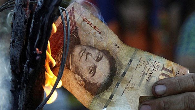 Ve Venezuele vldne chaos, lid zapaluj bankovky v hodnot sto bolvar, kter chce vlda zruit (17. prosince 2016).