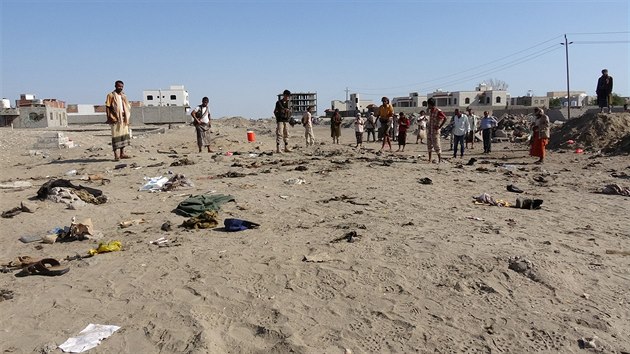 Pi sebevraednm toku v jihojemenskm Adenu zemely destky vojk (18. prosince 2016).