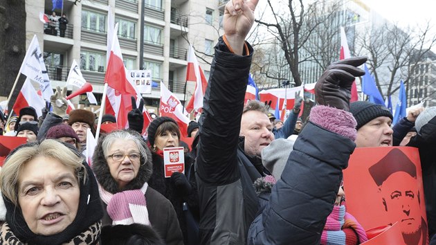Ped stavnm soudem ve Varav v nedli pokraovaly protivldn protesty. Demonstrace je symbolickm rozlouenm s pedsedou soudu Andrzejem Rzepliskm, kter se ocitl v otevenm konfliktu s vldou (18. prosince 2016).