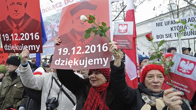 Ped stavnm soudem ve Varav v nedli pokraovaly protivldn protesty. Demonstrace je symbolickm rozlouenm s pedsedou soudu Andrzejem Rzepliskm, kter se ocitl v otevenm konfliktu s vldou (18. prosince 2016).