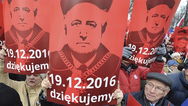Ped stavnm soudem ve Varav v nedli pokraovaly protivldn protesty. Demonstrace je symbolickm rozlouenm s pedsedou soudu Andrzejem Rzepliskm, kter se ocitl v otevenm konfliktu s vldou (18. prosince 2016).
