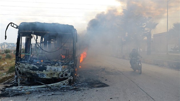 Autobusy, kter smovaly do vesnic v syrsk provincii Idlib k evakuaci it, se dostaly do palby, nkter z nich shoely (18. prosince 2016).