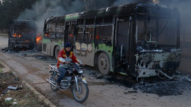 Autobusy, kter smovaly do vesnic v syrsk provincii Idlib k evakuaci it, se dostaly do palby, nkter z nich shoely (18. prosince 2016).