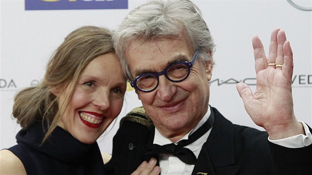 Reisr Wim Wenders, kter vede Evropskou filmovou akademii, s manelkou na udlen evropskch Oscar za rok 2016.