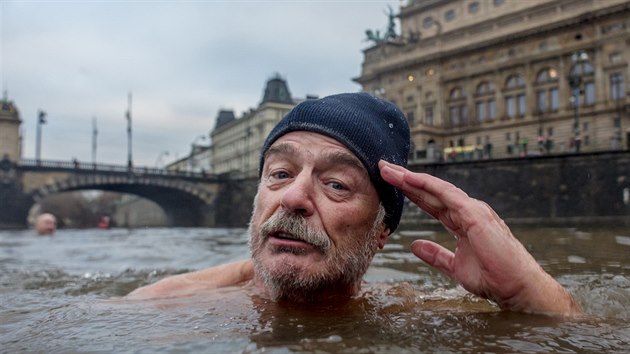 Herec Pavel Nov si v zimn Vltav zopakoval naten otuileckho filmu Bba z ledu.