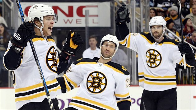 David Pastrk, Dominic Moore a Adam McQuaid (zleva) se raduj z glu Bostonu.