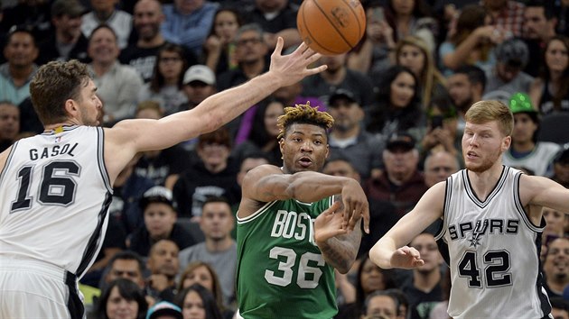 Marcus Smart (v zelenm) z Bostonu pihrv v utkn se San Antoniem, vlevo Pau Gasol, vpravo Davis Bertans.