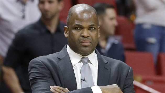 Nate McMillan sleduje zpas sv Indiany.