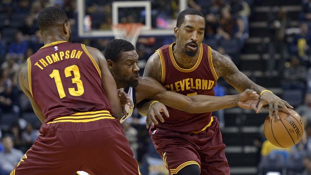 Tristan Thompson (vlevo) z Clevelandu stav clonu J. R. Smithovi, toho atakuje Tony Allen z Memphisu.