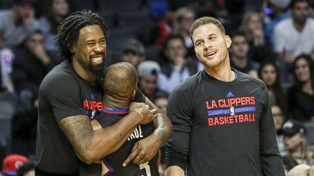 Hri LA Clippers se raduj, DeAndre Jordan objm Chrise Paula, usmv se tomu Blake Griffin.