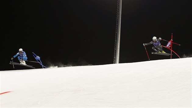 BOK PO BOKU. Paraleln ob slalom v podn Kjetila Jansruda (vlevo) a Mathieua Faivreho.