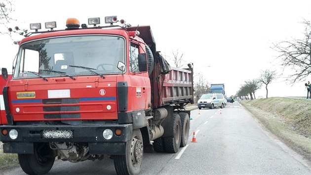 Nkladn vz ve Smidarech na Hradecku pi pedjdn srazil seniorku na kole (13.12.2016).