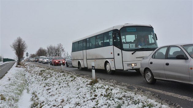 Kolony vozidel pobl automobilky v Kvasinch na Rychnovsku v dob stdn smn (19. prosince 2016)