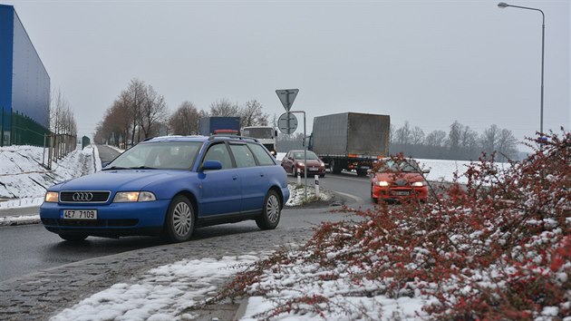 Kolony vozidel pobl automobilky v Kvasinch na Rychnovsku v dob stdn smn (19.12.2016).