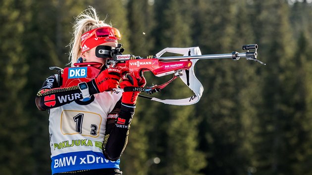 STOJKA. Nmeck biatlonistka Maren Hammerschmidtov pi stelb ve tafet v Pokljuce