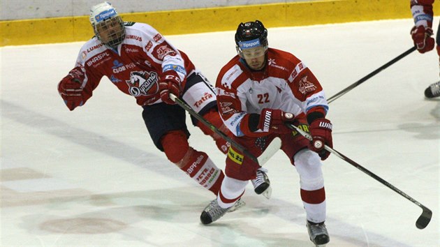 Pardubick Petr Skora (vlevo) a Jan Jaromsk z Olomouce bojuj o puk.