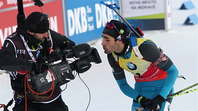 TA PUSA JE TV. Martin Fourcade slav v cli sthacho zvodu v Novm Mst na Morav.