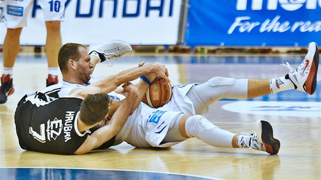 Dnsk basketbalista Jakub Houka (v blm) se petahuje o m s Vojtchem Hrubanem z Nymburka.