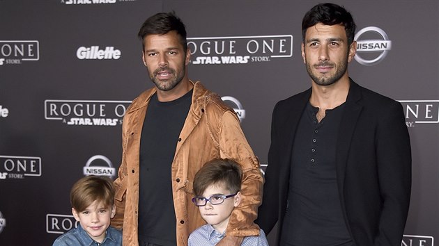 Ricky Martin, jeho synov Matteo a Valentino a zpvkv partner Jwan Yosef (Los Angeles, 10. prosince 2016)