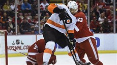 Pierre-Edouard Bellemare z Philadelphie nadskakuje před brankou Detroitu.... Pierre-Edouard Bellemare z Philadelphie nadskakuje před brankou Detroitu....