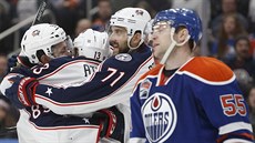 Sam Gagner, Cam Atkinson a Nick Foligno (zleva) z Columbusu oslavují branku,...