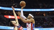 Tobias Harris z Detroitu zakončuje přes Tomáše Satoranského z Washingtonu. Tobias Harris z Detroitu zakončuje přes Tomáše Satoranského z Washingtonu.