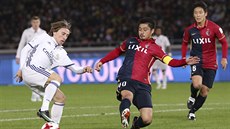 Luka Modrič z Realu Madrid kouzlí s míčem, ve skluzu je Mitsuo Ogasawara z týmu... Luka Modrič z Realu Madrid kouzlí s míčem, ve skluzu je Mitsuo Ogasawara z týmu...