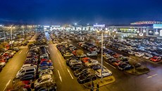 Parkoviště nákupního centra na pražském Zličíně během zlaté neděle (18.12.2016). Parkoviště nákupního centra na pražském Zličíně během zlaté neděle (18.12.2016).