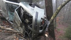 Řidič v husté mlze narazil do svodidel a zřítil se ze strmého srázu. Řidič v husté mlze narazil do svodidel a zřítil se ze strmého srázu.