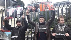 Dvacítka stoupenc skupiny Kaputin demonstrovala u ruské ambasády v Praze proti...
