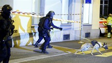 Policisté zakrývají tlo nalezené poblí islámského centra (19. prosince 2016)