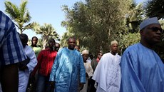 Adam Barrow pijídí na setkání se západoafrickými lídry (13. prosince 2016).