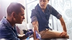 S tetováním vypadají muži vitálněji, myslí si podle vědců ženy. S tetováním vypadají muži vitálněji, myslí si podle vědců ženy.