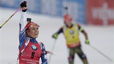 VÍTĚZKA. Gabriela Koukalová projíždí cílem hromadného závodu v Novém Městě na... VÍTĚZKA. Gabriela Koukalová projíždí cílem hromadného závodu v Novém Městě na...